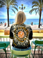 Veste en jeans Calligraffiti Chamanisée Razé Art Shop avec motifs colorés et design chakra solaire, vue de face.