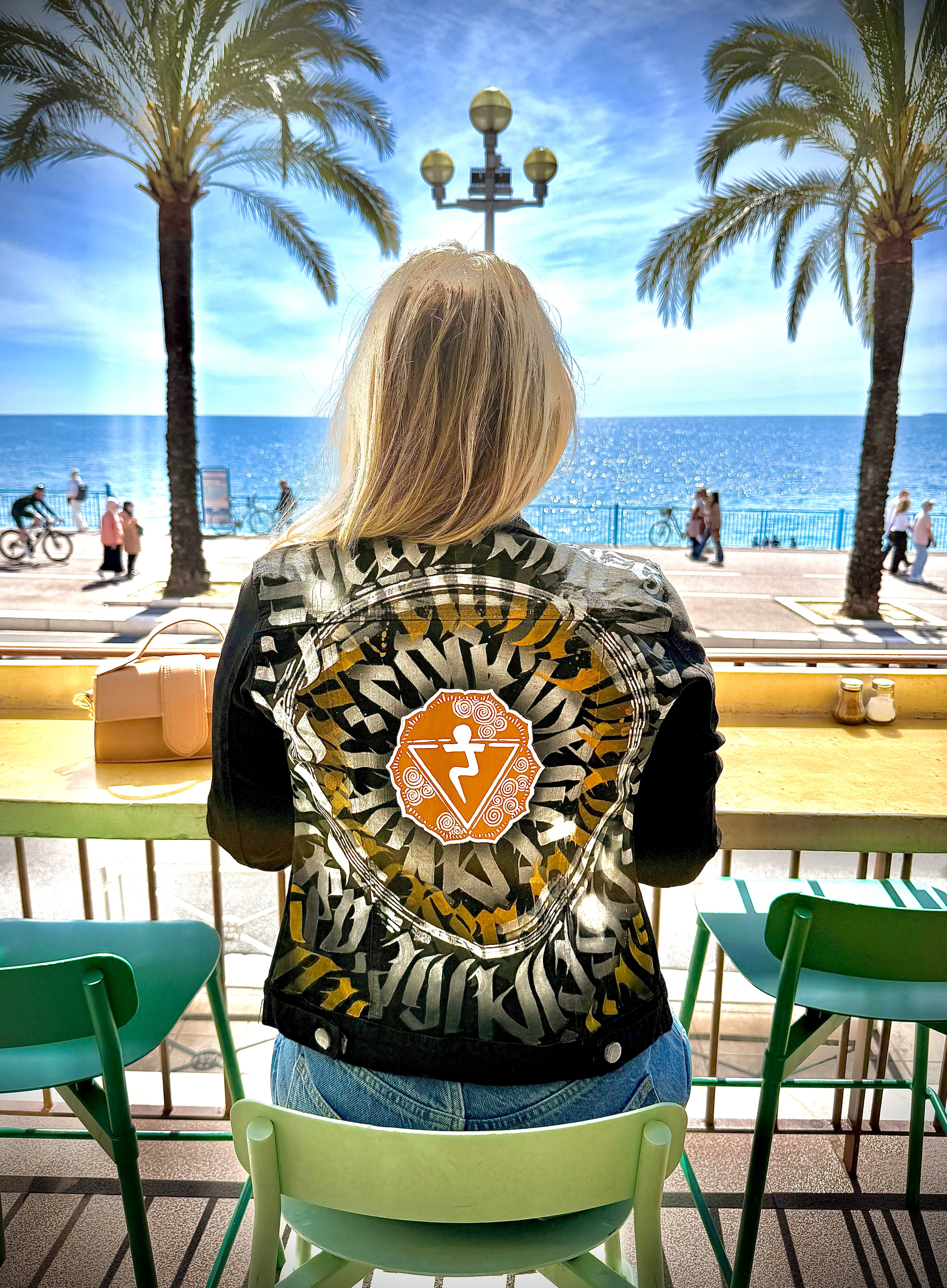 Veste en jeans Calligraffiti Chamanisée Razé Art Shop avec motifs colorés et design chakra solaire, vue de face.