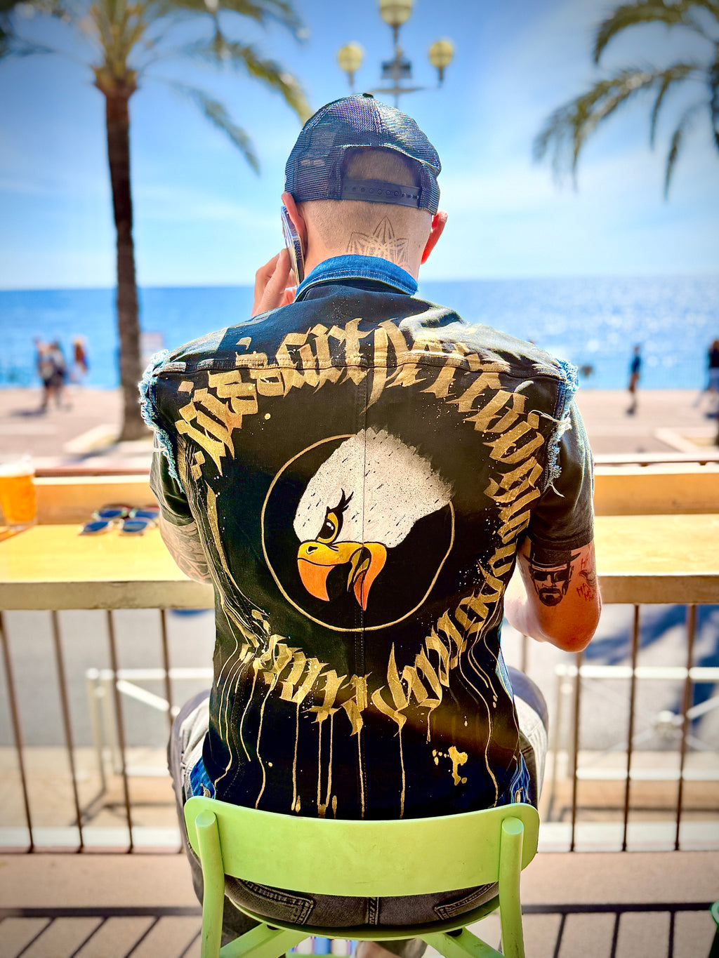 Veste en jean Calligraffiti Nissart pour Tougiou de Razé Art Shop, détail de l'art graffiti sur denim bleu.